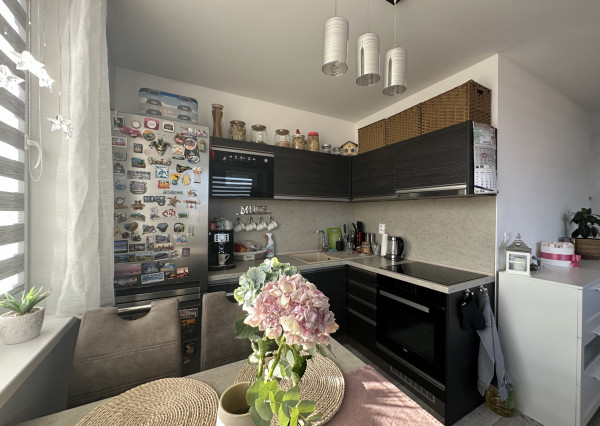 ARETÉ REAL - ZARIADENÝ 2-IZBOVÝ BYT S BALKÓNOM,  PARKOVACÍM MIESTOM, ENERGIAMI AJ INTERNETOM, SLOVENSKÝ GROB, RASTISLAVOVA