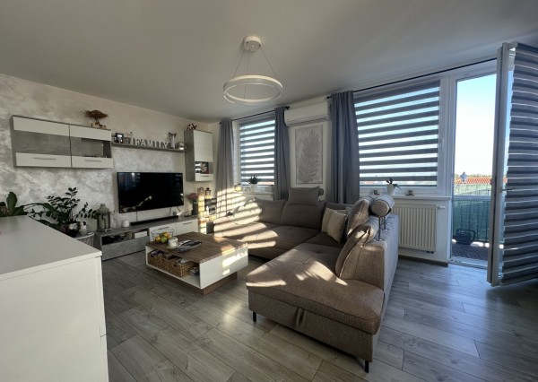 ARETÉ REAL - ZARIADENÝ 2-IZBOVÝ BYT S BALKÓNOM,  PARKOVACÍM MIESTOM, ENERGIAMI AJ INTERNETOM, SLOVENSKÝ GROB, RASTISLAVOVA