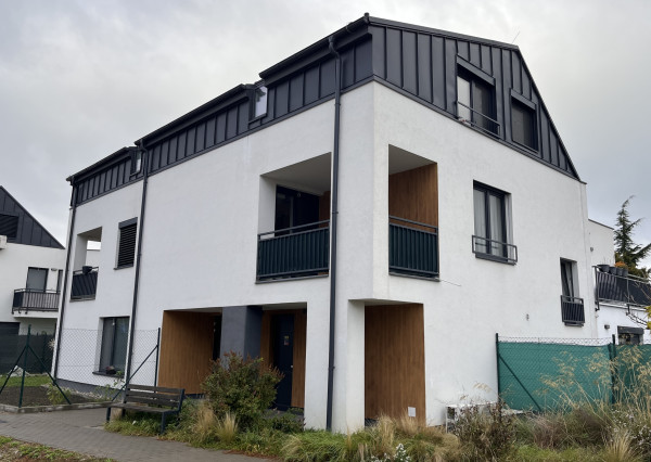 Veľký 2-izbový byt v novostavbe s terasou, predzáhradkou a parkovacím miestom