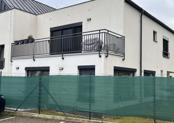 Veľký 2-izbový byt v novostavbe s terasou, predzáhradkou a parkovacím miestom