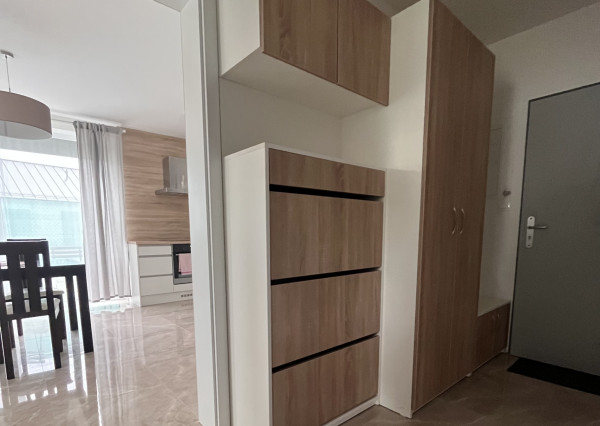 Veľký 2-izbový byt v novostavbe s terasou, predzáhradkou a parkovacím miestom