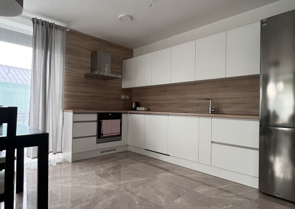 Veľký 2-izbový byt v novostavbe s terasou, predzáhradkou a parkovacím miestom