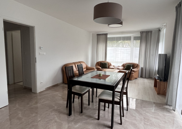 Veľký 2-izbový byt v novostavbe s terasou, predzáhradkou a parkovacím miestom