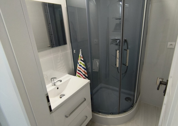 ARETÉ REAL - ZARIADENÝ 2-IZBOVÝ BYT S LODŽIOU AJ BALKÓNOM , ENERGIAMI A KTV, NITRA, VIKÁRSKA