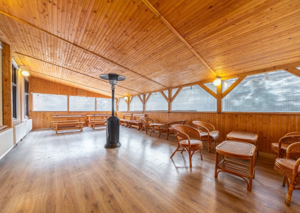 ARETÉ REAL – PREDAJ BUDOVY NA ŠPORTOVÉ A REKREAČNÉ ÚČELY S TROMA CHATKAMI, MODRA, HARMÓNIA