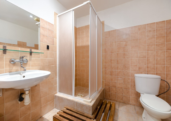 ARETÉ REAL – PREDAJ BUDOVY NA ŠPORTOVÉ A REKREAČNÉ ÚČELY S TROMA CHATKAMI, MODRA, HARMÓNIA