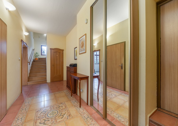 ARETÉ REAL – PREDAJ BUDOVY NA ŠPORTOVÉ A REKREAČNÉ ÚČELY S TROMA CHATKAMI, MODRA, HARMÓNIA