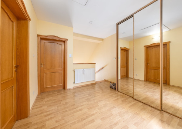 ARETÉ REAL – PREDAJ BUDOVY NA ŠPORTOVÉ A REKREAČNÉ ÚČELY S TROMA CHATKAMI, MODRA, HARMÓNIA