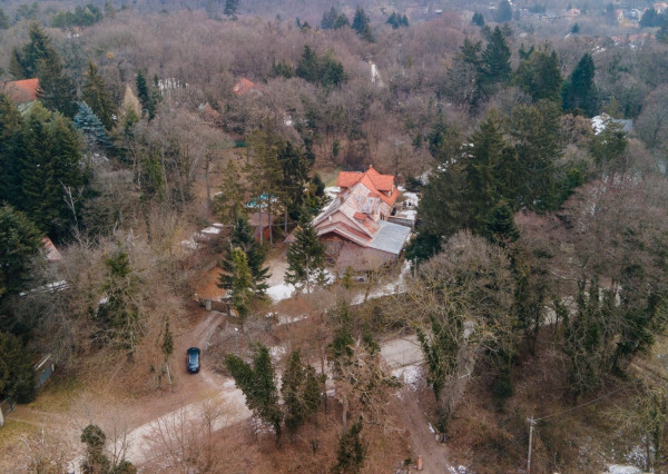 ARETÉ REAL – PREDAJ BUDOVY NA ŠPORTOVÉ A REKREAČNÉ ÚČELY S TROMA CHATKAMI, MODRA, HARMÓNIA