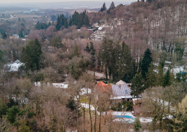 ARETÉ REAL – PREDAJ BUDOVY NA ŠPORTOVÉ A REKREAČNÉ ÚČELY S TROMA CHATKAMI, MODRA, HARMÓNIA