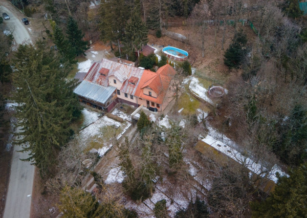 ARETÉ REAL – PREDAJ BUDOVY NA ŠPORTOVÉ A REKREAČNÉ ÚČELY S TROMA CHATKAMI, MODRA, HARMÓNIA