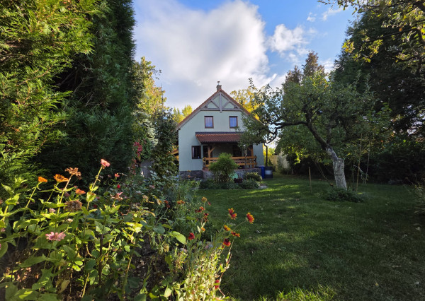 Areté real, Predaj dvojpodlažného rodinného domu s terasou, garážou a krásnou záhradou v blízkosti centra Pezinka, ul. Senecká