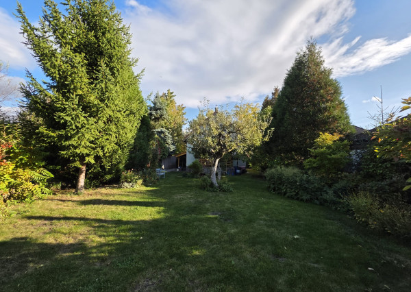 Areté real, Predaj dvojpodlažného rodinného domu s terasou, garážou a krásnou záhradou v blízkosti centra Pezinka, ul. Senecká