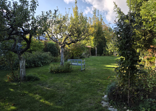 Areté real, Predaj dvojpodlažného rodinného domu s terasou, garážou a krásnou záhradou v blízkosti centra Pezinka, ul. Senecká