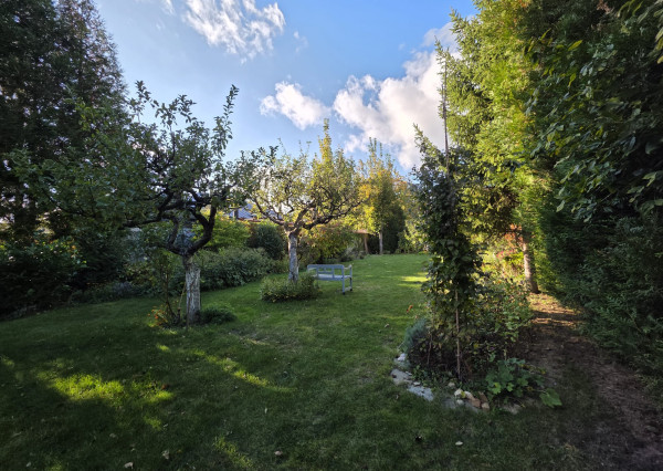 Areté real, Predaj dvojpodlažného rodinného domu s terasou, garážou a krásnou záhradou v blízkosti centra Pezinka, ul. Senecká