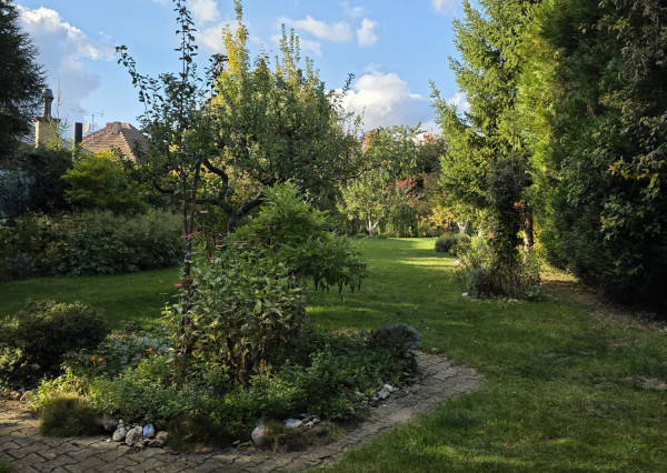 Areté real, Predaj dvojpodlažného rodinného domu s terasou, garážou a krásnou záhradou v blízkosti centra Pezinka, ul. Senecká