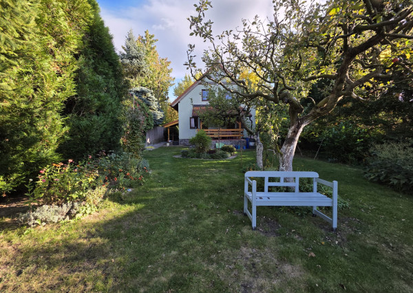 Areté real, Predaj dvojpodlažného rodinného domu s terasou, garážou a krásnou záhradou v blízkosti centra Pezinka, ul. Senecká