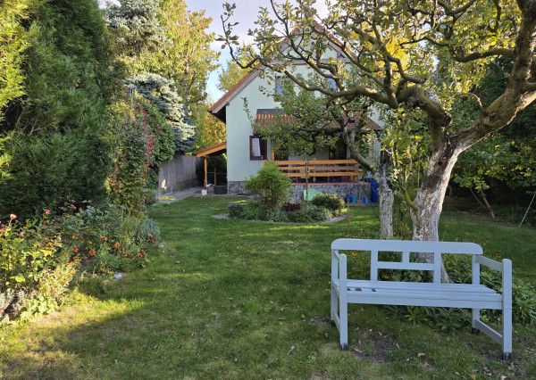 Areté real, Predaj dvojpodlažného rodinného domu s terasou, garážou a krásnou záhradou v blízkosti centra Pezinka, ul. Senecká