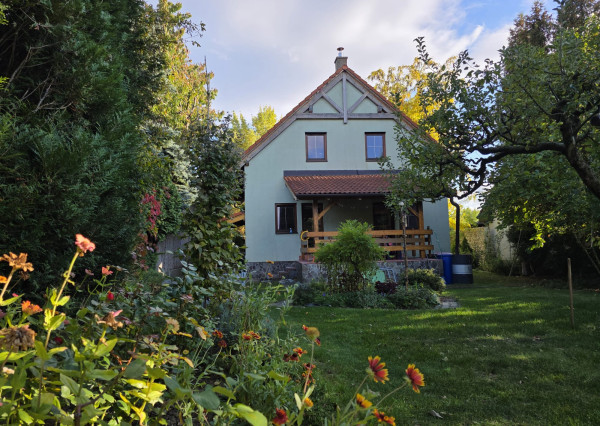 Areté real, Predaj dvojpodlažného rodinného domu s terasou, garážou a krásnou záhradou v blízkosti centra Pezinka, ul. Senecká