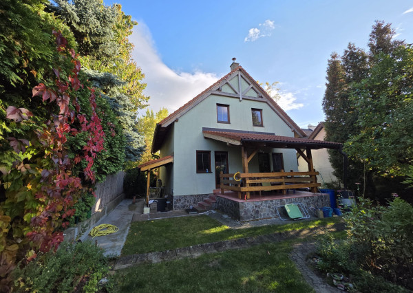 Areté real, Predaj dvojpodlažného rodinného domu s terasou, garážou a krásnou záhradou v blízkosti centra Pezinka, ul. Senecká