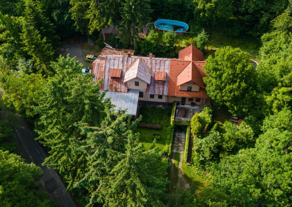 ARETÉ REAL – PREDAJ BUDOVY NA ŠPORTOVÉ A REKREAČNÉ ÚČELY S TROMA CHATKAMI, MODRA, HARMÓNIA