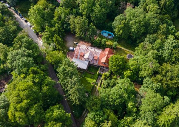 ARETÉ REAL – PREDAJ BUDOVY NA ŠPORTOVÉ A REKREAČNÉ ÚČELY S TROMA CHATKAMI, MODRA, HARMÓNIA