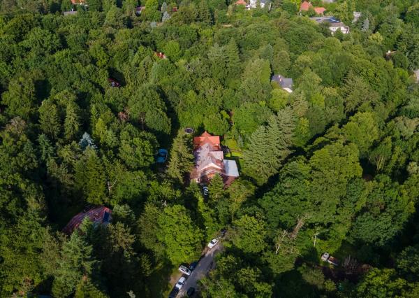 ARETÉ REAL – PREDAJ BUDOVY NA ŠPORTOVÉ A REKREAČNÉ ÚČELY S TROMA CHATKAMI, MODRA, HARMÓNIA