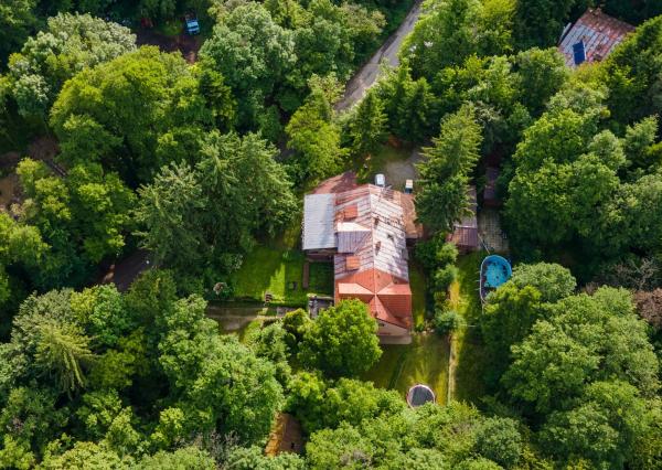 ARETÉ REAL – PREDAJ BUDOVY NA ŠPORTOVÉ A REKREAČNÉ ÚČELY S TROMA CHATKAMI, MODRA, HARMÓNIA