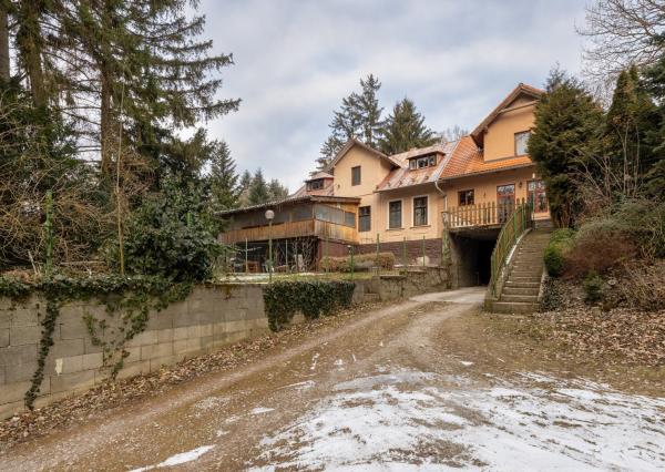 ARETÉ REAL – PREDAJ BUDOVY NA ŠPORTOVÉ A REKREAČNÉ ÚČELY S TROMA CHATKAMI, MODRA, HARMÓNIA