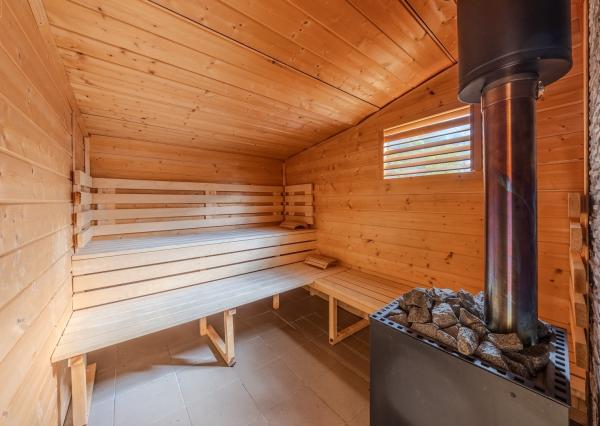 ARETÉ REAL – PREDAJ BUDOVY NA ŠPORTOVÉ A REKREAČNÉ ÚČELY S TROMA CHATKAMI, MODRA, HARMÓNIA