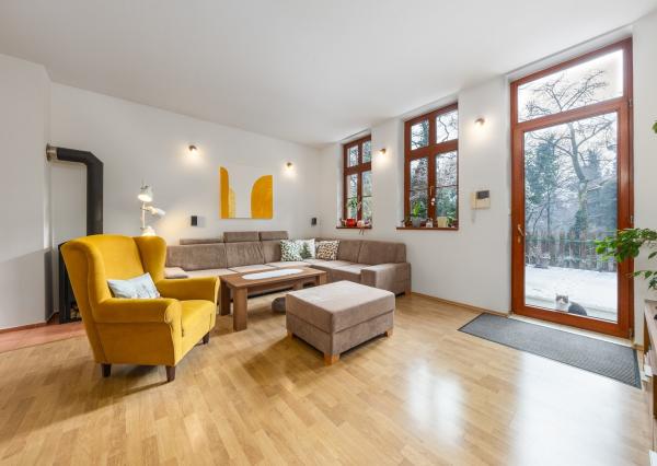 ARETÉ REAL – PREDAJ BUDOVY NA ŠPORTOVÉ A REKREAČNÉ ÚČELY S TROMA CHATKAMI, MODRA, HARMÓNIA