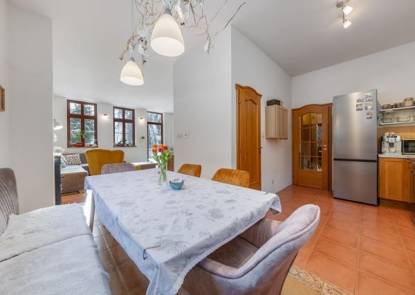 ARETÉ REAL – PREDAJ BUDOVY NA ŠPORTOVÉ A REKREAČNÉ ÚČELY S TROMA CHATKAMI, MODRA, HARMÓNIA