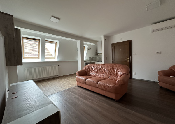 ARETÉ REAL – PREDAJ 4-IZBOVÉHO MEZONETOVÉHO BYTU S PARKOVANÍM, ZÁHRADKOU V CENTRE MESTA, PEZINOK, HOLUBYHO