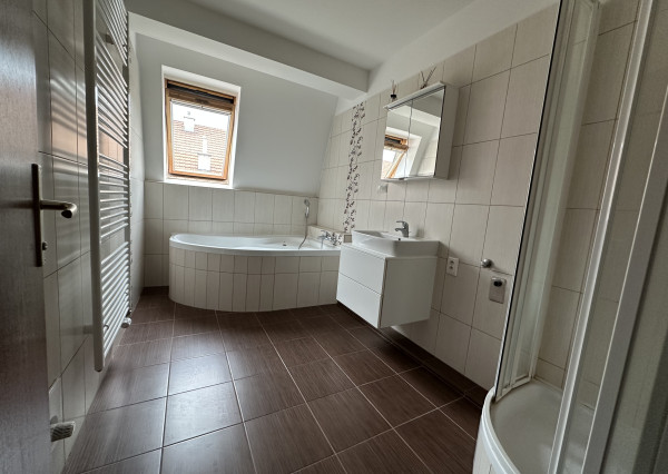 ARETÉ REAL – PREDAJ 4-IZBOVÉHO MEZONETOVÉHO BYTU S PARKOVANÍM, ZÁHRADKOU V CENTRE MESTA, PEZINOK, HOLUBYHO