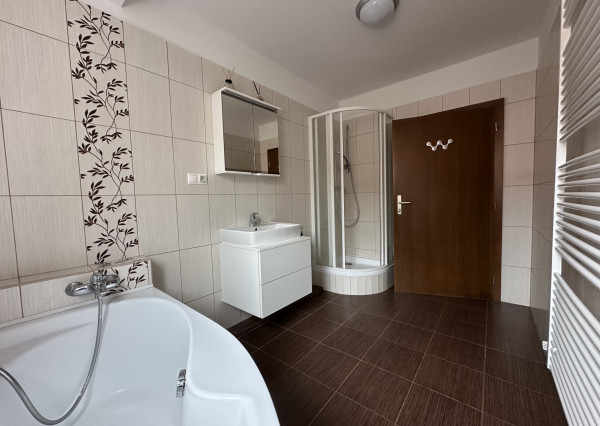 ARETÉ REAL – PREDAJ 4-IZBOVÉHO MEZONETOVÉHO BYTU S PARKOVANÍM, ZÁHRADKOU V CENTRE MESTA, PEZINOK, HOLUBYHO