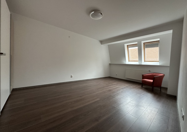 ARETÉ REAL – PREDAJ 4-IZBOVÉHO MEZONETOVÉHO BYTU S PARKOVANÍM, ZÁHRADKOU V CENTRE MESTA, PEZINOK, HOLUBYHO