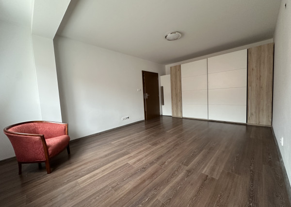 ARETÉ REAL – PREDAJ 4-IZBOVÉHO MEZONETOVÉHO BYTU S PARKOVANÍM, ZÁHRADKOU V CENTRE MESTA, PEZINOK, HOLUBYHO