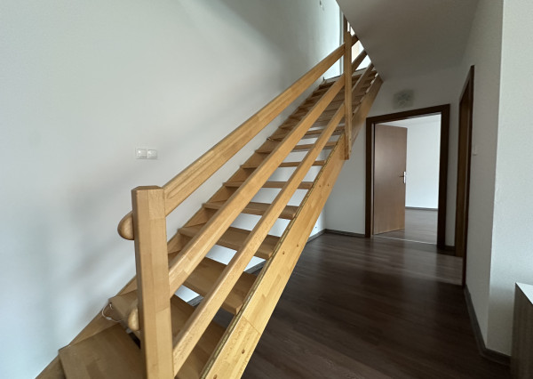 ARETÉ REAL – PREDAJ 4-IZBOVÉHO MEZONETOVÉHO BYTU S PARKOVANÍM, ZÁHRADKOU V CENTRE MESTA, PEZINOK, HOLUBYHO