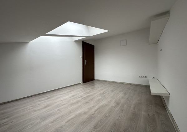 ARETÉ REAL – PREDAJ 4-IZBOVÉHO MEZONETOVÉHO BYTU S PARKOVANÍM, ZÁHRADKOU V CENTRE MESTA, PEZINOK, HOLUBYHO