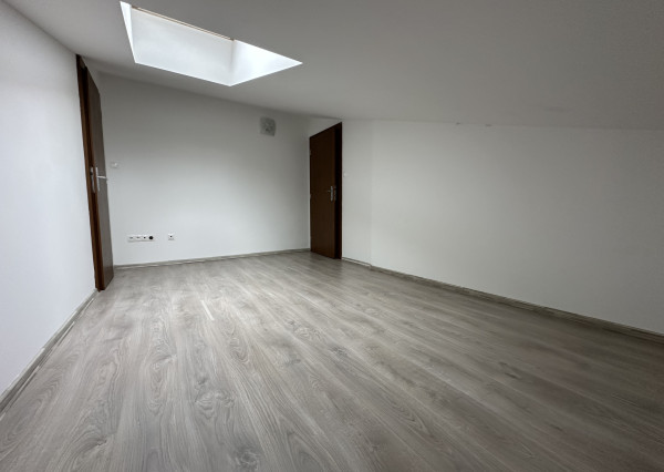 ARETÉ REAL – PREDAJ 4-IZBOVÉHO MEZONETOVÉHO BYTU S PARKOVANÍM, ZÁHRADKOU V CENTRE MESTA, PEZINOK, HOLUBYHO