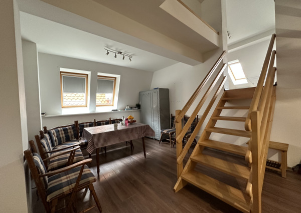 ARETÉ REAL – PREDAJ 4-IZBOVÉHO MEZONETOVÉHO BYTU S PARKOVANÍM, ZÁHRADKOU V CENTRE MESTA, PEZINOK, HOLUBYHO