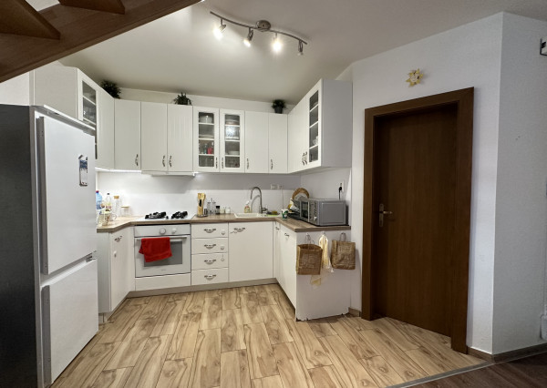 ARETÉ REAL – PREDAJ 4-IZBOVÉHO MEZONETOVÉHO BYTU S PARKOVANÍM, ZÁHRADKOU V CENTRE MESTA, PEZINOK, HOLUBYHO