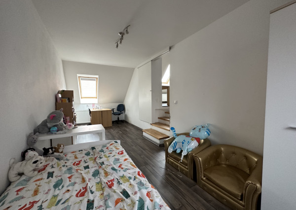 ARETÉ REAL – PREDAJ 4-IZBOVÉHO MEZONETOVÉHO BYTU S PARKOVANÍM, ZÁHRADKOU V CENTRE MESTA, PEZINOK, HOLUBYHO