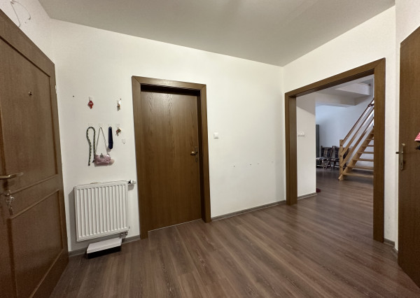 ARETÉ REAL – PREDAJ 4-IZBOVÉHO MEZONETOVÉHO BYTU S PARKOVANÍM, ZÁHRADKOU V CENTRE MESTA, PEZINOK, HOLUBYHO