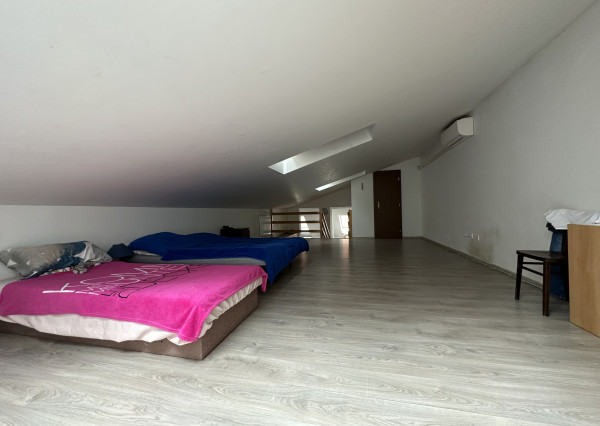 ARETÉ REAL – PREDAJ 4-IZBOVÉHO MEZONETOVÉHO BYTU S PARKOVANÍM, ZÁHRADKOU V CENTRE MESTA, PEZINOK, HOLUBYHO