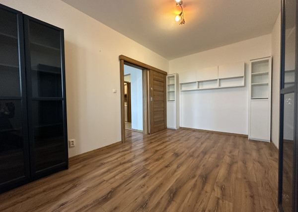 ARETÉ REAL – PRENÁJOM ZARIADENÉHO 3-IZBOVÉHO BYTU S PARKOVANÍM, ENERGIAMI AJ INTERNETOM, PEZINOK, LACA NOVOMESKÉHO