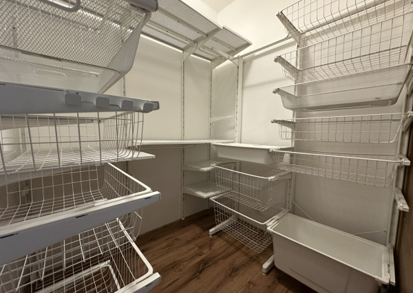 ARETÉ REAL – PRENÁJOM ZARIADENÉHO 3-IZBOVÉHO BYTU S PARKOVANÍM, ENERGIAMI AJ INTERNETOM, PEZINOK, LACA NOVOMESKÉHO