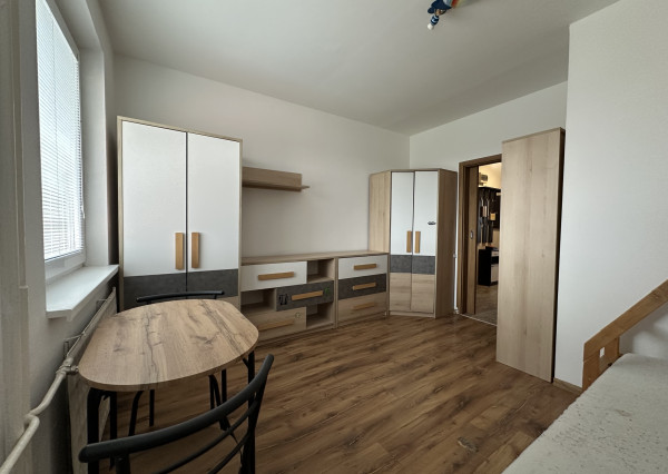 ARETÉ REAL – PRENÁJOM ZARIADENÉHO 3-IZBOVÉHO BYTU S PARKOVANÍM, ENERGIAMI AJ INTERNETOM, PEZINOK, LACA NOVOMESKÉHO