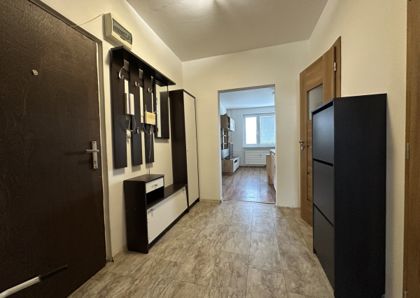 ARETÉ REAL – PRENÁJOM ZARIADENÉHO 3-IZBOVÉHO BYTU S PARKOVANÍM, ENERGIAMI AJ INTERNETOM, PEZINOK, LACA NOVOMESKÉHO