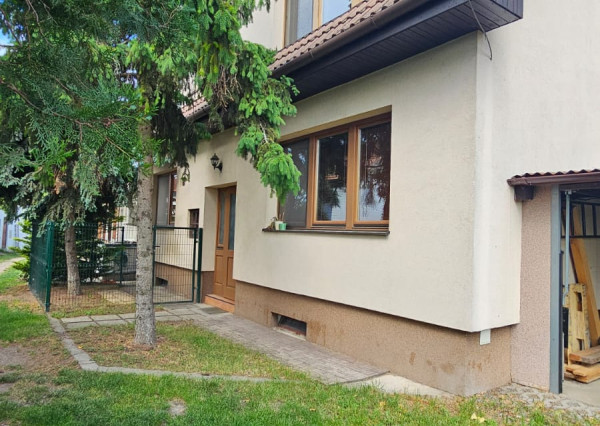 ARETÉ REAL- Predaj 4 izbového rodinného domu vo Svätom Jure, Bratislavská ulica. Kúpou voľný.